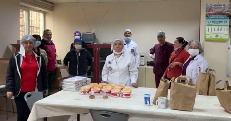 -vatandaşlardan Sağlık Çalışanlarına Ev Yemeği İkramı