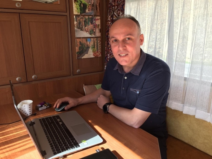 İlginç Korona Tedbiri... Karavanı Ofise Çevirdi