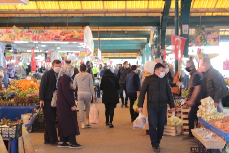 Alışveriş Yapanlar Sosyal Mesafeye Uymadı