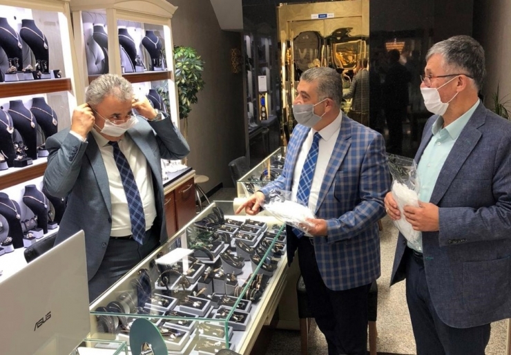 Kto Üyelerine 50 Bin Adet Maske Dağıttı