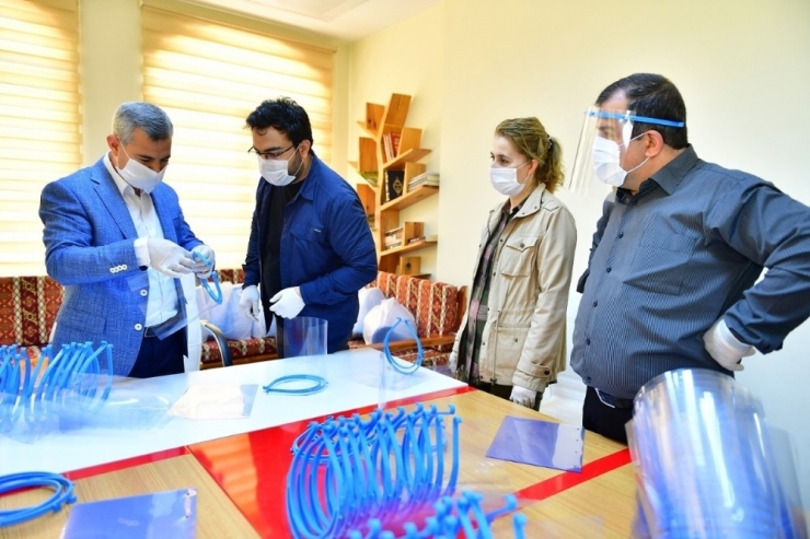 Sağlık Çalışanları İçin Siperli Maske Üretiyorlar