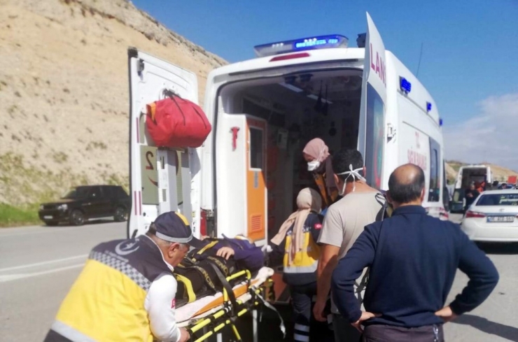 Malatya’da Doktor Görev Çıkışı Kaza Yaptı, 2 Kişi Yaralandı