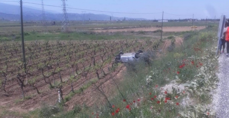 Manisa’da Takla Atan Araç Üzüm Bağına Uçtu: 3 Yaralı
