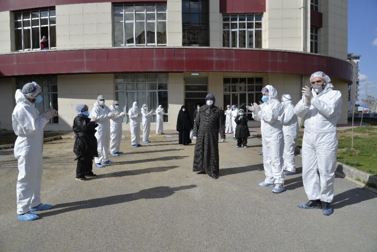 Covid-19’u Yenip Alkışlarla Taburcu Oldular