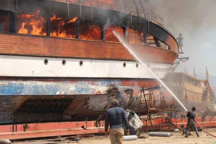 Katamaran Alev Alev Yandı, Can Pazarı Yaşandı