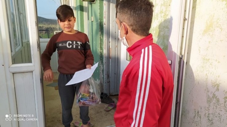 Okul Kantinindeki Bütün Ürünleri Satın Alıp Evlerindeki Öğrencilerine Dağıttılar