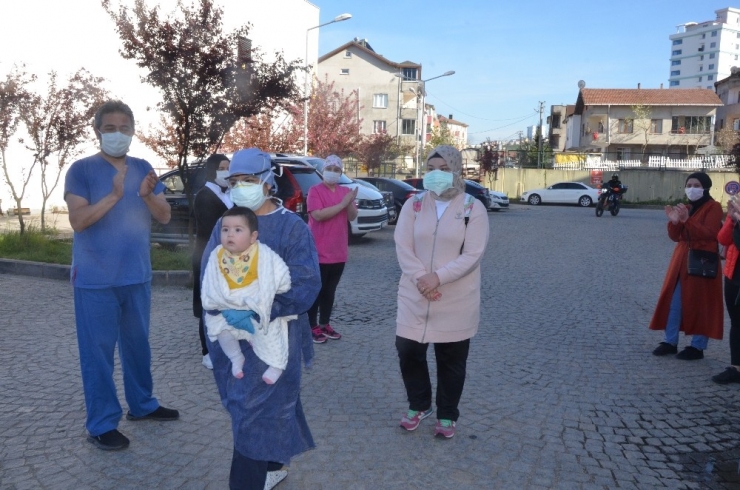 7 Aylık Duru Ve Ailesi Korona Virüsü Yendi
