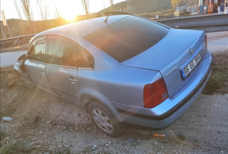 Otomobil Bariyerlere Çarptı: 1 Yaralı