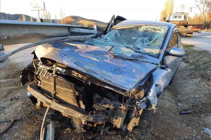 Otomobil Bariyerlere Çarptı: 1 Yaralı