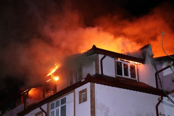 Sakarya’da 3 Katlı Evin Çatı Katı Alev Topuna Döndü