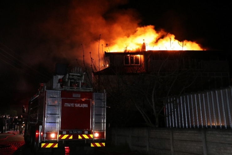 Sakarya’da 3 Katlı Evin Çatı Katı Alev Topuna Döndü