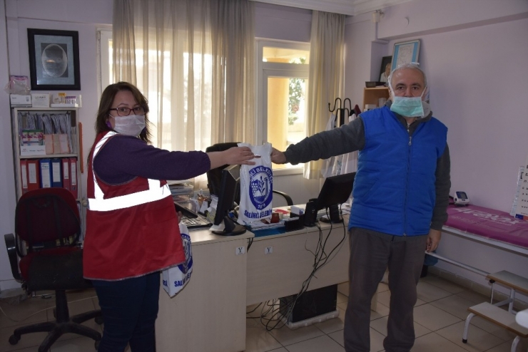 Salihli Belediyesinin Ürettiği İlk Maskeler Sağlık Çalışanlarına