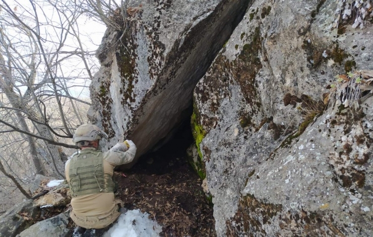Siirt’te Pkk’lı Teröristlere Ait Yaşam Malzemesi Ele Geçirildi