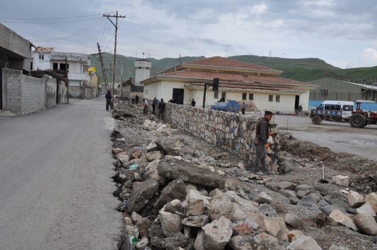 Cizre’de Yol Genişletme Çalışmaları Devam Ediyor