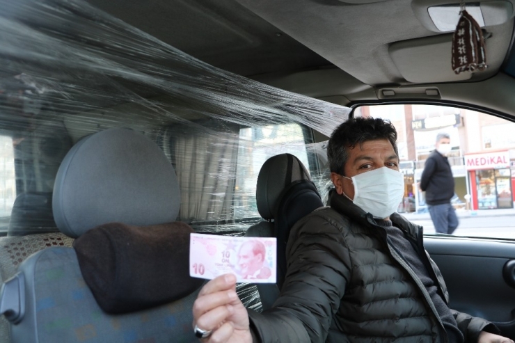 Sivaslı Taksiciden Koronaya Karşı 10 Liralık Çözüm