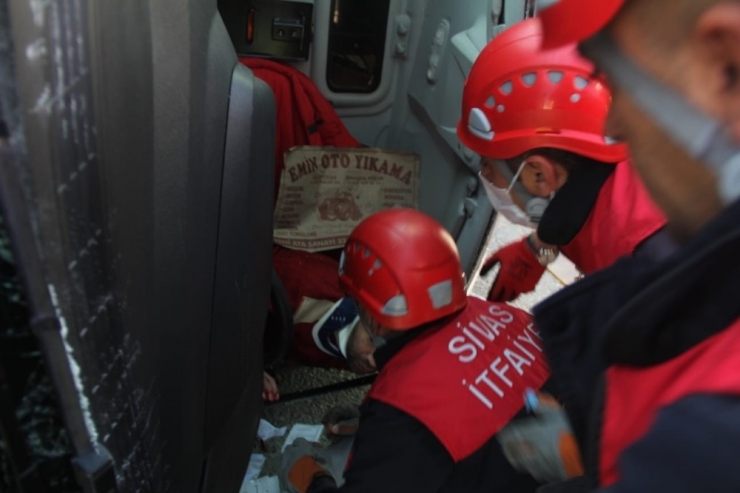 Sivas’ta Minibüs Devrildi: 1 Yaralı