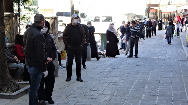 Sokağa Çıkma Yasağı Öncesi Yüzlerce Metre Et Kuyruğu