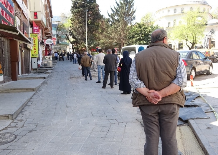 Sokağa Çıkma Yasağı Öncesi Yüzlerce Metre Et Kuyruğu