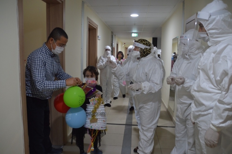 Karantinadaki Minik Hatice Kübra’ya Sürpriz Doğum Günü