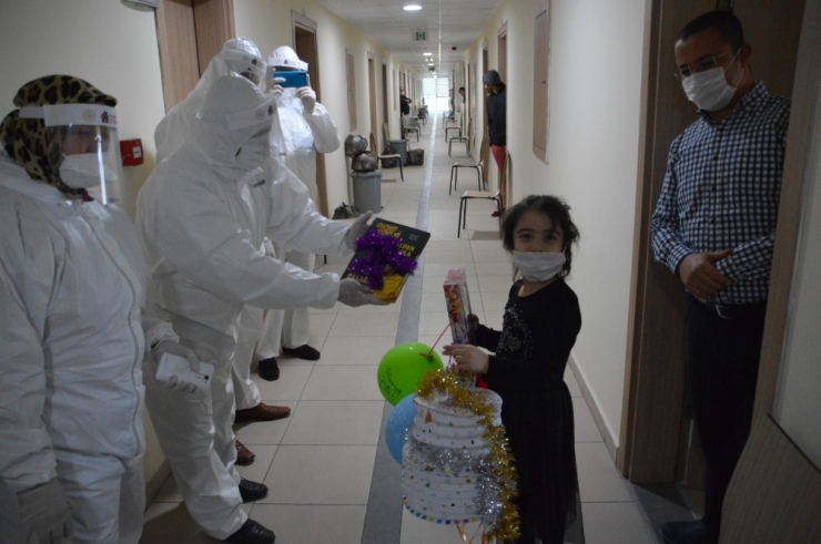 Karantinadaki Minik Hatice Kübra’ya Sürpriz Doğum Günü