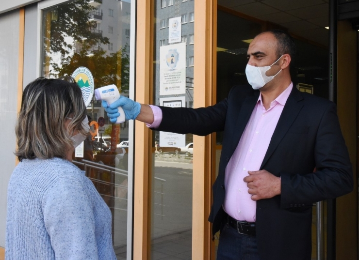 Toroslar Belediyesine Girişlerde Ateş Kontrolü Yapılıyor