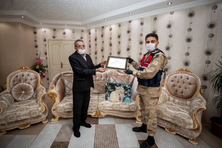 Korona Virüslü Hastayı Gizleyen Muhtar Açığa Alındı, Hastaları Bildiren Muhtar Ödül Aldı