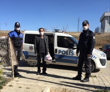 Evden Çıkamayan Yaşlıların İhtiyacını Polis Karşılıyor