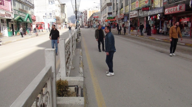 Korona Virüs Nedeniyle Boş Kalan Caddede Top Oynadılar