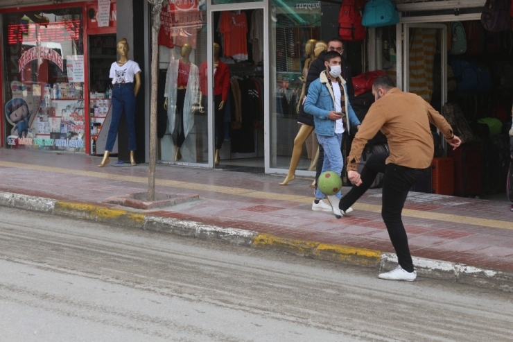Korona Virüs Nedeniyle Boş Kalan Caddede Top Oynadılar