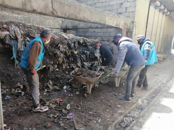 Çaldıran’da Yıllarca Çöp Yığınlarının Biriktiği Arka Sokaklar Temizlendi