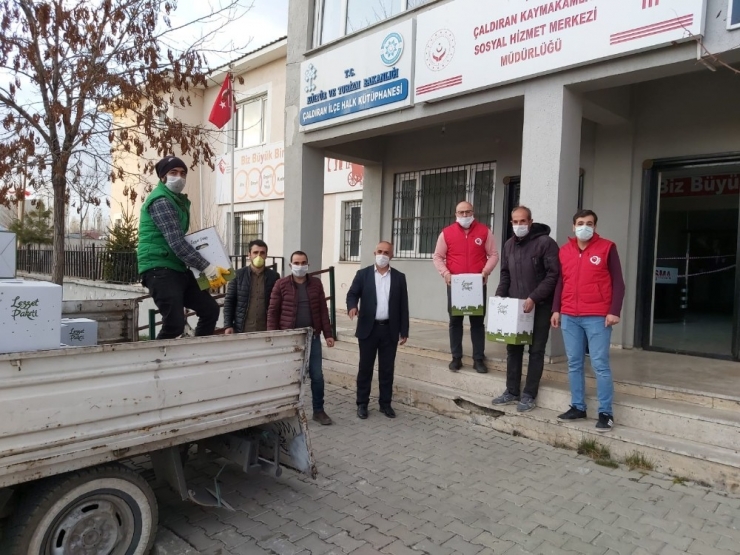 Çaldıranlı Esnaftan İhtiyaç Sahibi Ailelere 250 Koli Gıda Desteği