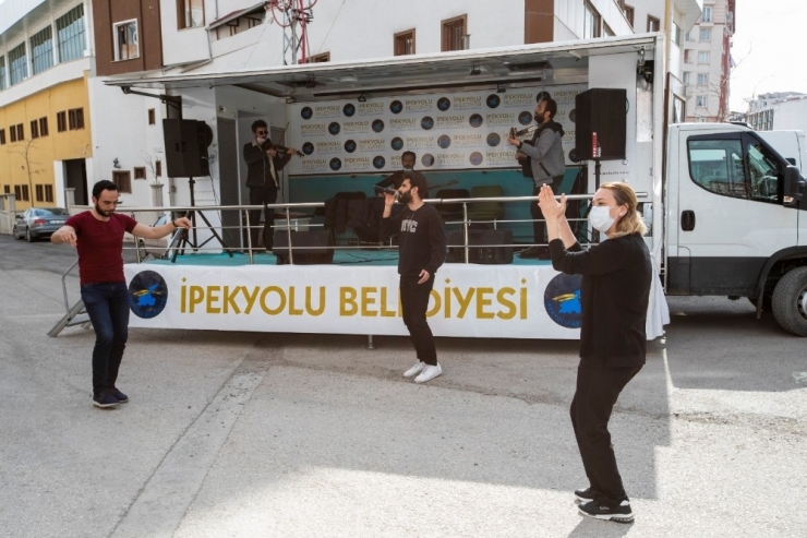 Evde Kalanlar İçin Sanatçılar Söyledi Sağlıkçılar Oynadı