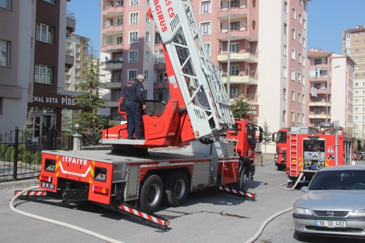 Yangını İzlerken Sosyal Mesafeyi Unuttular