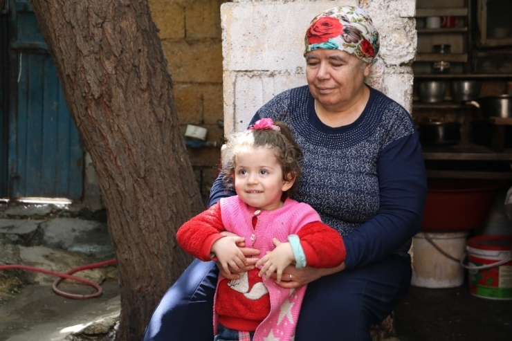 Yaşlı Adam Gözyaşı Dökerek Dul Kızı Ve Torunu İçin Yardım İstedi