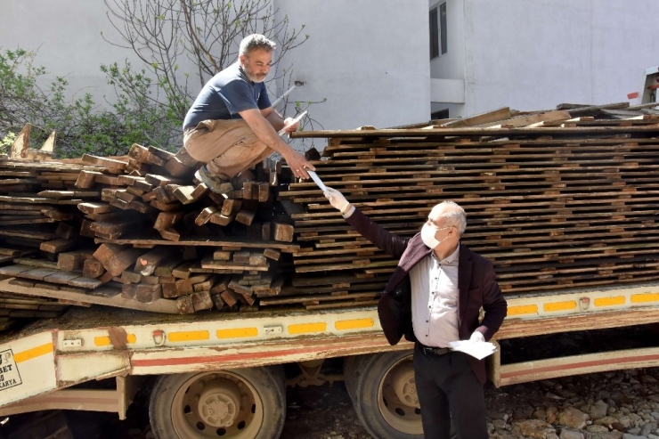 Başkan Aydın Ev Ev Dolaşarak Maske Dağıttı