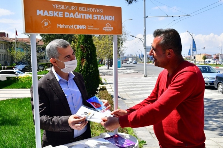 Yeşilyurt Belediyesi Maske Ve Broşür Dağıtıyor