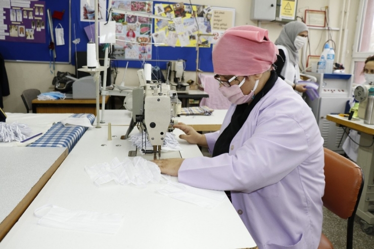 Öğretmenlerden Sağlıkçılara Maske Ve Yemek Desteği