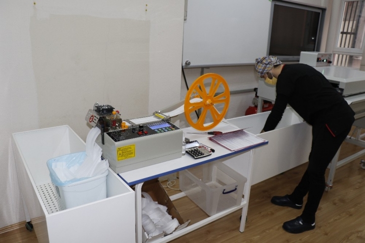 Öğretmenlerden Sağlıkçılara Maske Ve Yemek Desteği