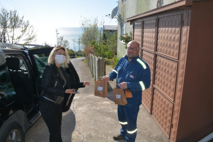 Gülüç’te Başkan Demirtaş Kapı Kapı Maske Ve Dezenfektan Dağıtıyor