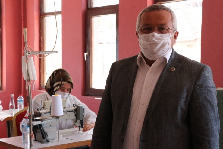 Ormanlı Belediyesi Maske Üretip Halka Dağıtıyor