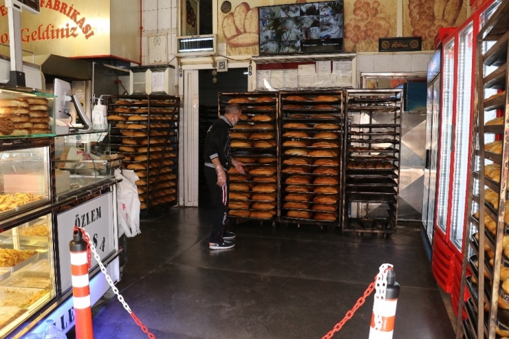 Fırıncılar Siparişleri Evlere Götürüyor