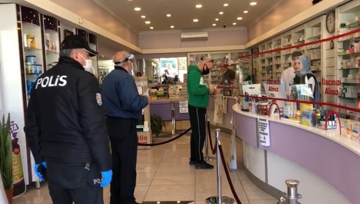 Sokağa Çıkma Kısıtlamasının İlk Gününde Yaşlı Adama Polis Ekipleri Yardımcı Oldu