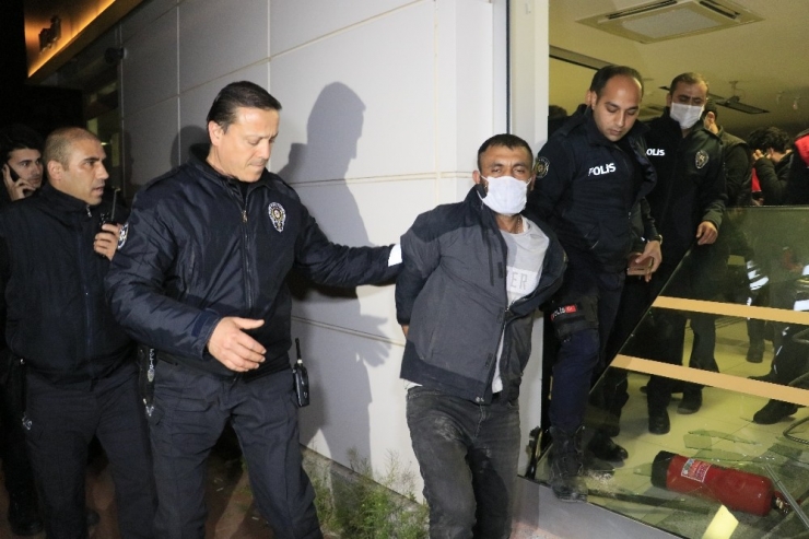 Sokağa Çıkma Kısıtlamasını Aldırış Etmeden Bankaya Giren Hırsız, Gazetecilere "Benim Adım Felaket" Dedi