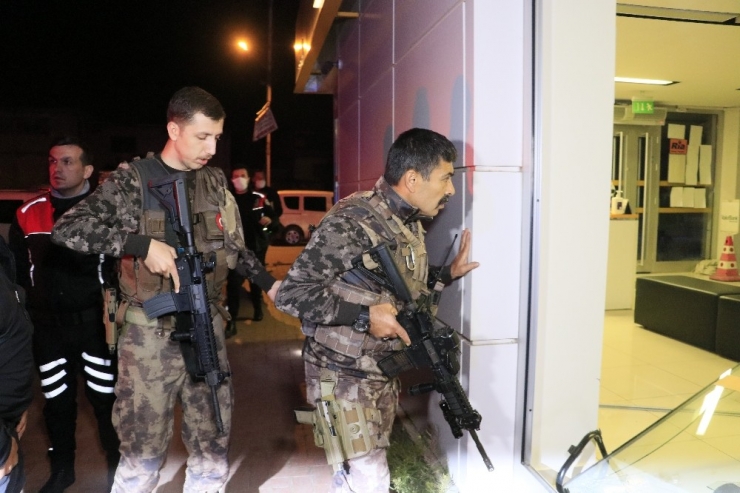 Sokağa Çıkma Kısıtlamasını Aldırış Etmeden Bankaya Giren Hırsız, Gazetecilere "Benim Adım Felaket" Dedi