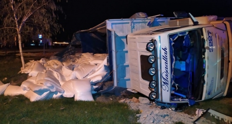 Un Yüklü Kamyon Devrildi