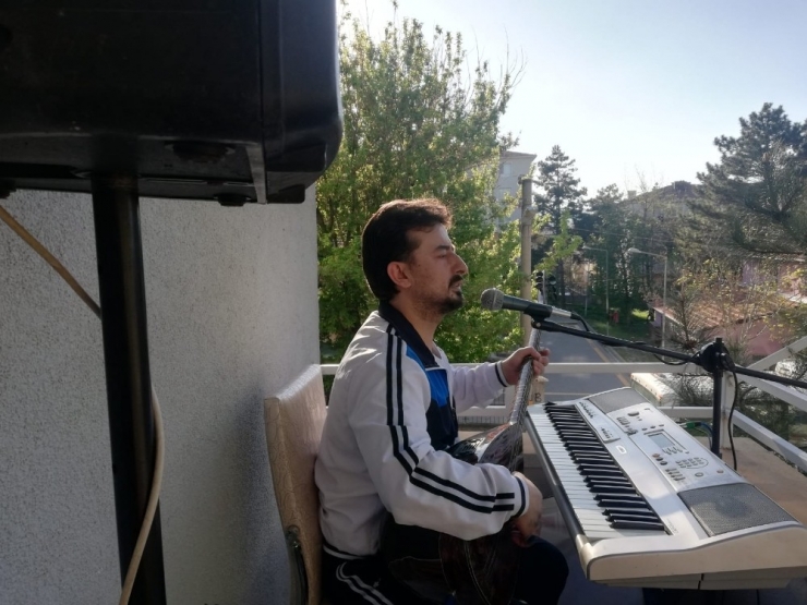 Ankaralı Sanatçıdan Balkon Konseri