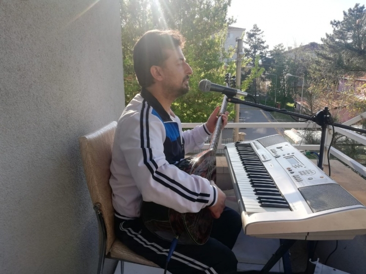 Ankaralı Sanatçıdan Balkon Konseri