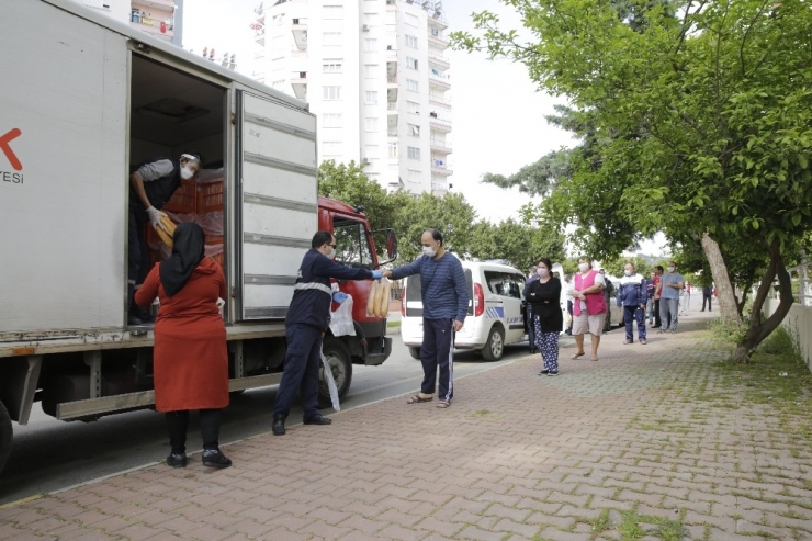 Büyükşehir Belediyesi Ücretsiz Ekmek Dağıtımına Devam Ediyor