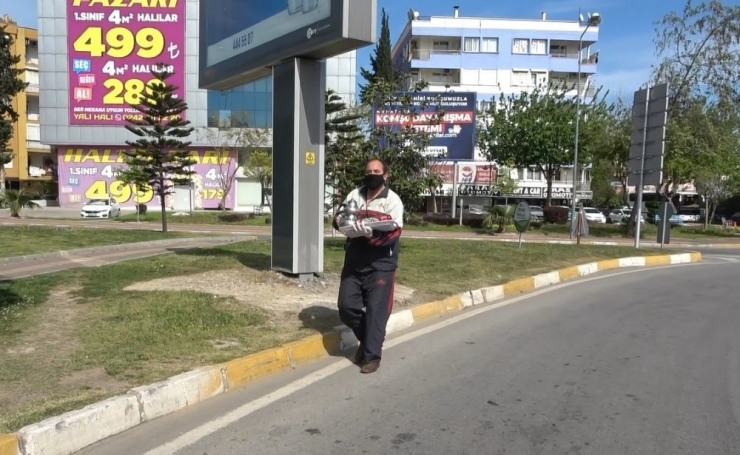 Evde Kalan Vatandaşlar, Görev Başındaki Polisleri Yine Unutmadı