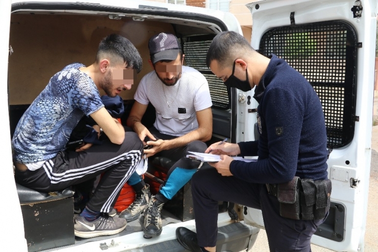 Türk Bayraklı Arabayla Sokağa Çıkıp, Polisi Peşinden Sürükleyen Gençlere Ceza Yağdı